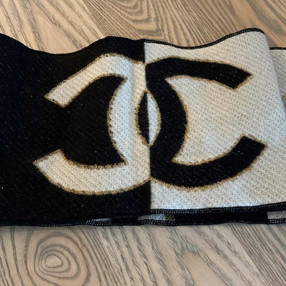 Chanel scarf from the Metiers 2024 collection - Picture 4 of 4